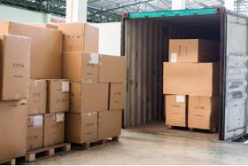 Descarga de contenedores y colocación en palets